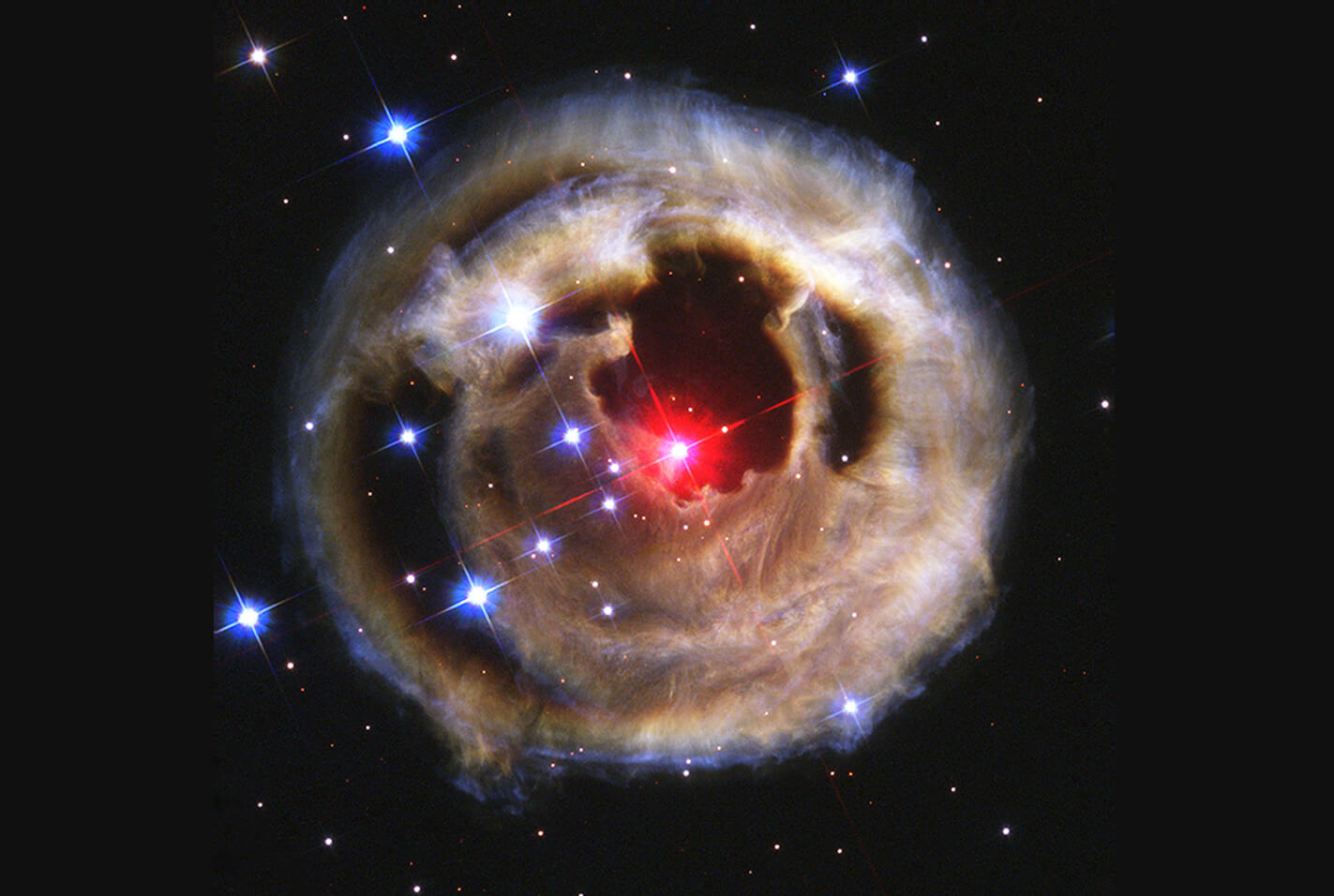 Star surrounded by dust filling twice the area of May 2002